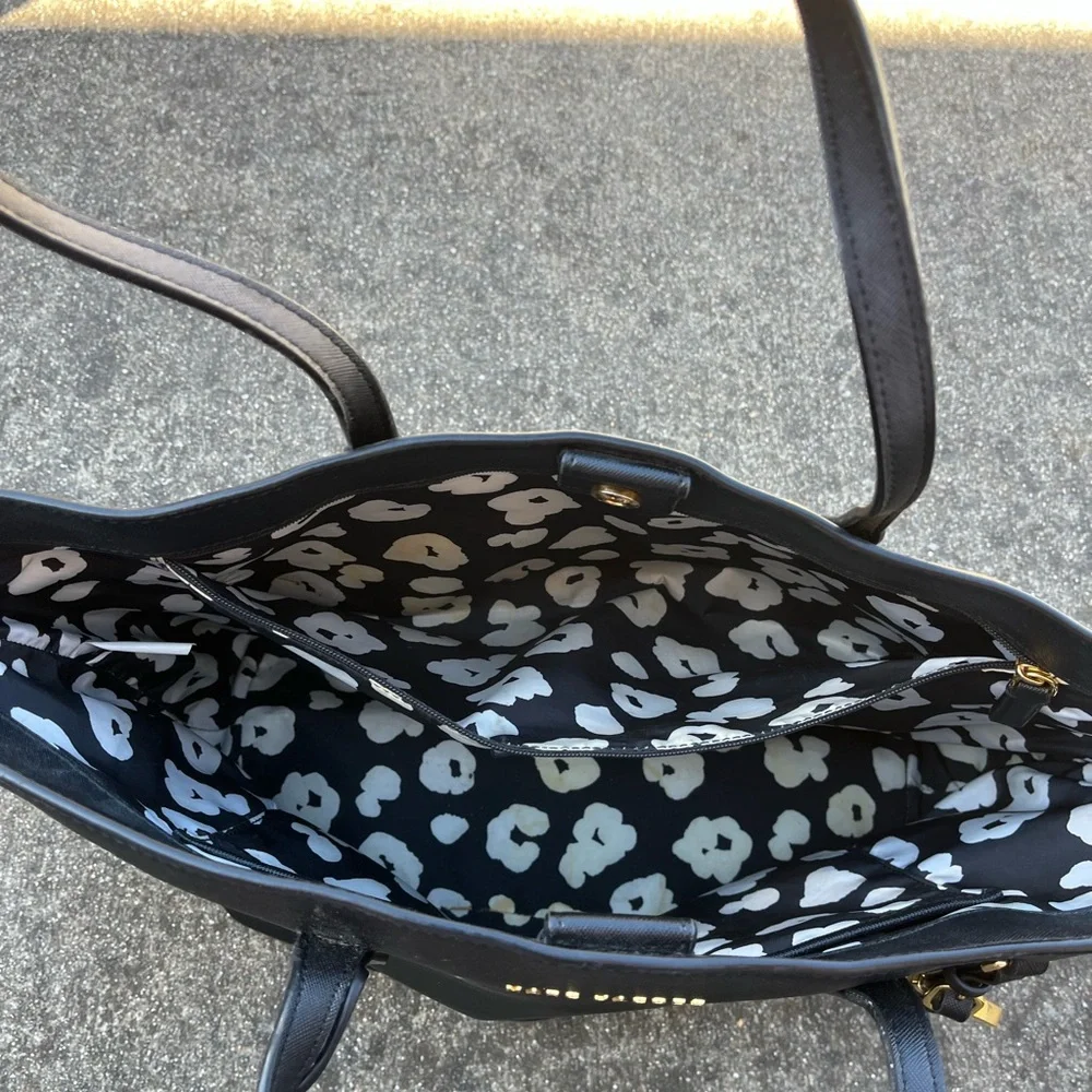 Marc Jacobs Saffiano Black Nylon Shoulder Bag with Gold Logo - Picture 3 of 12